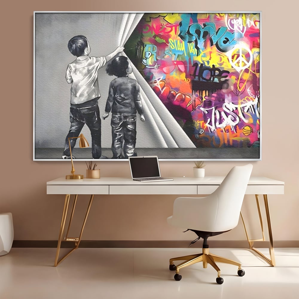 Tablou canvas cu tablou canvas cu copii si perete grafitti, in rama de aluminiu argintiu, pe perete intr-un birou